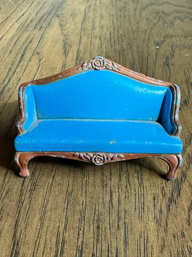 3” wide 2” tall, 1980 Mattel The Littles Dollhouse sofa. blue-painted die-cast metal w/brown frame & ornate detailing