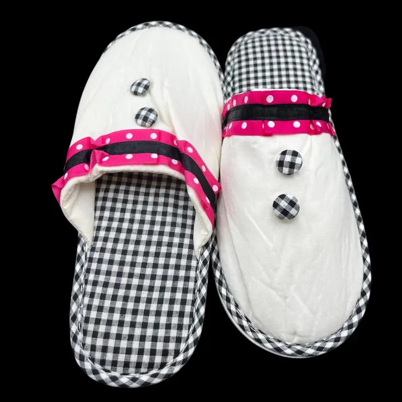 #346B NWT Carleen Powell For Silvistri Travel Slippers In Pouch.  Slippers Are White With Pink And Black Ribbon Trim And Black & White Check Print Lining. Pouch Is Black With A Pink Ribbon With White Polkadot Velcro Closure 
Size Large
