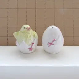 Vtg Hatching Eggs Salt and Pepper Shaker Set
