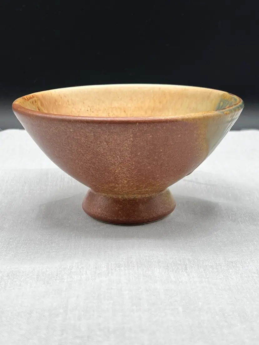VINTAGE HAND MADE ART POTTERY BOWL WITH YELLOW AND BROWN GLAZES AND AN ACCENT OF BLUE BUBBLE DRIP