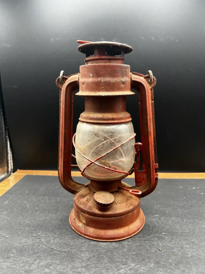 #637B Vintage Red Globe Oil Lantern By Worldlight Model 303 Globe Brand
Made In Hong Kong