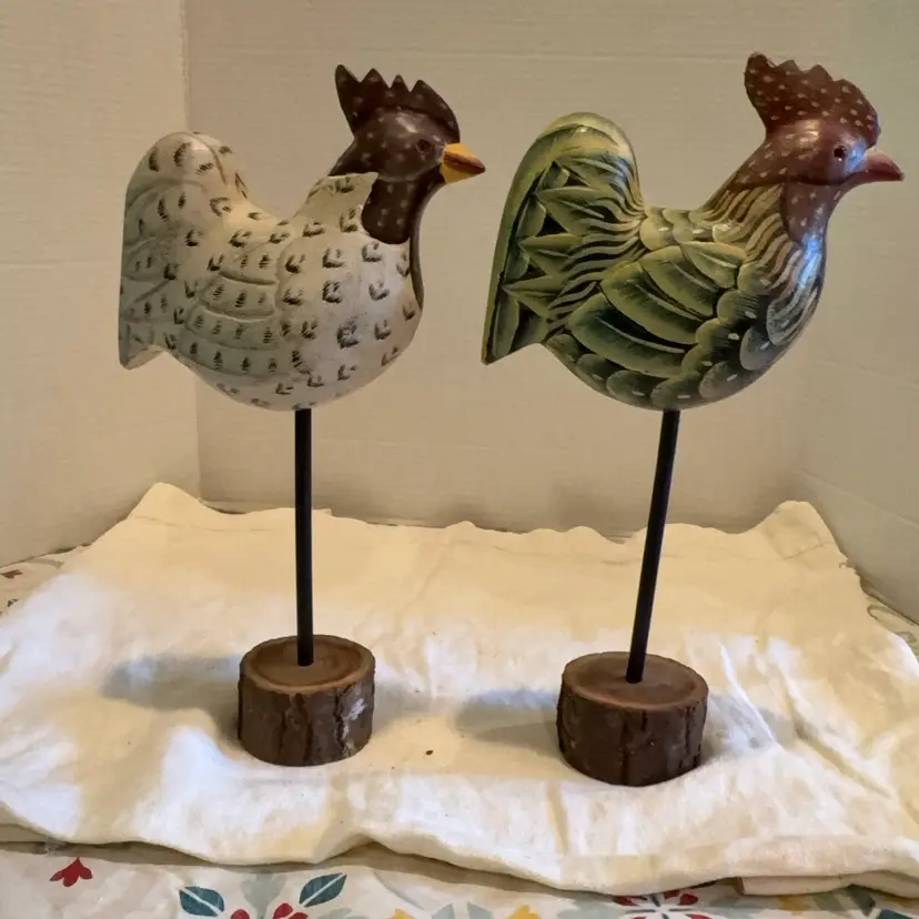 Wooden Handcrafted Rooster Statue/Figurine Prim Decor