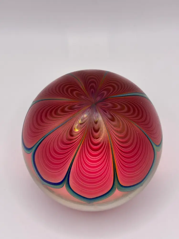 Stuart Abelman Iridescent Pulled Feather Art Glass Paperweight Signed 1991 2.5” X 2.75”