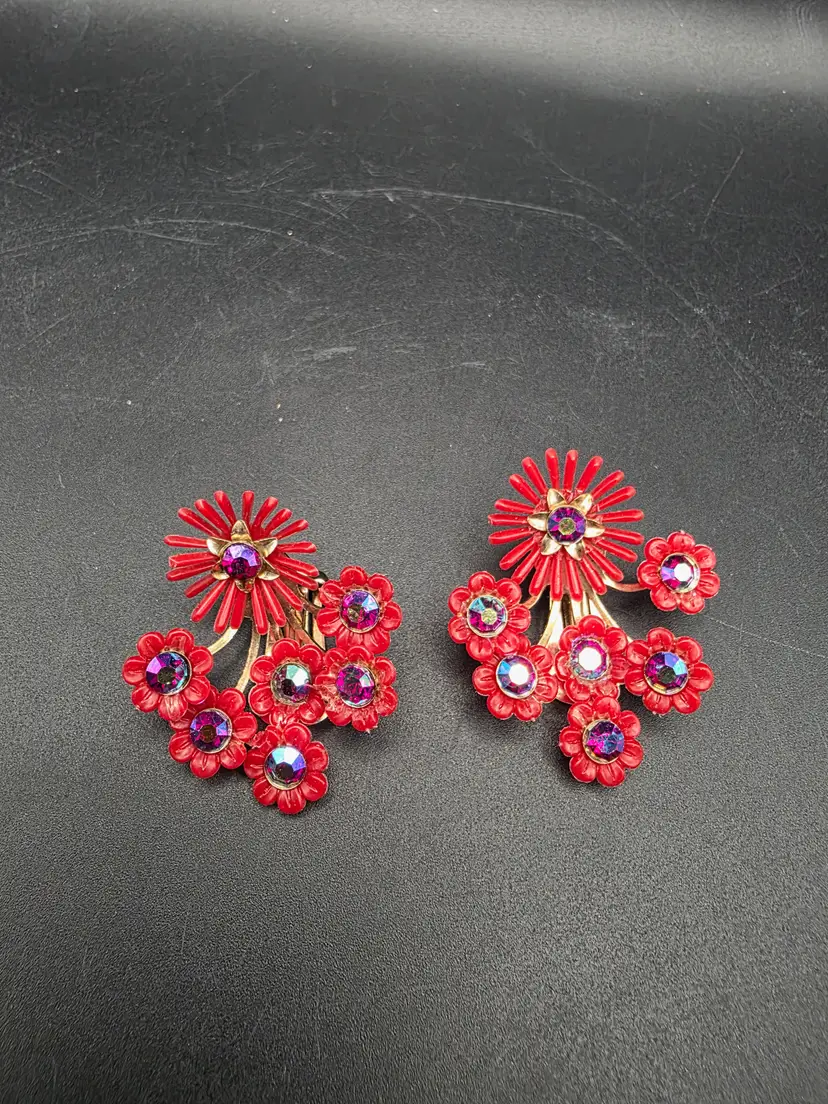 Vintage Plastic Starburst clip on earrings