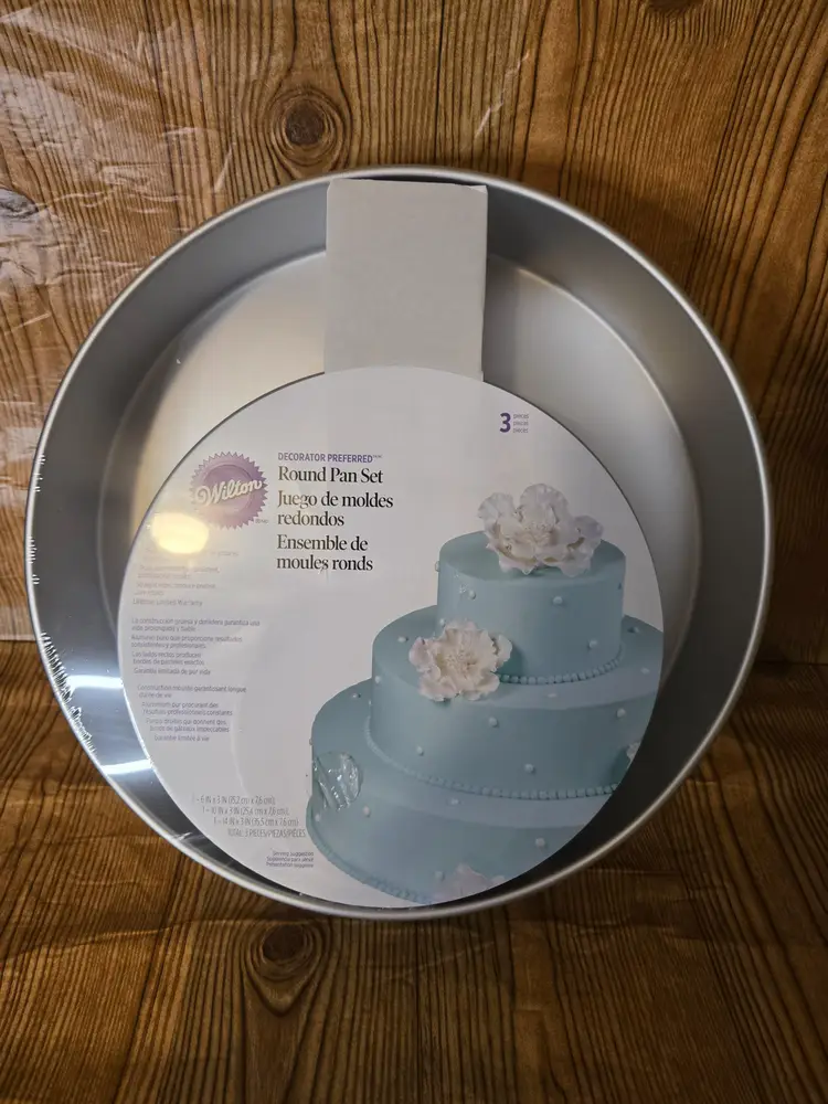 Wilton Round Pan Set- 3 Pieces.