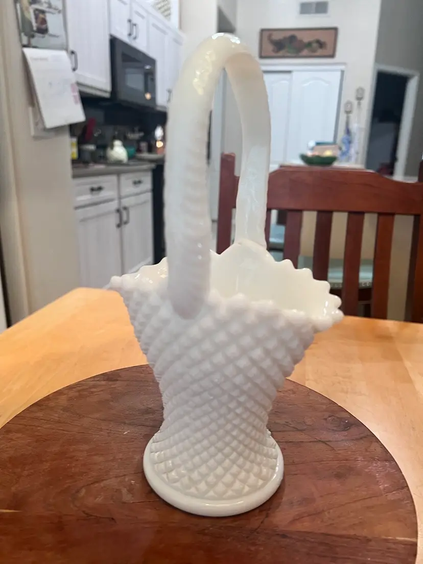 Westmoreland Vintage Milkglass Hobnail Basket
9x5”. No Chips Or Cracks