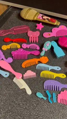 Mixed Lot Of Combs And Brushes For Fashion Dolls, My Little Ponies, Etc.