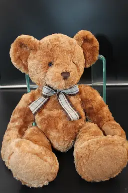 Toys-R-Us Animal Alley Teddy, 2000 Geoffrey teddy with plaid bow