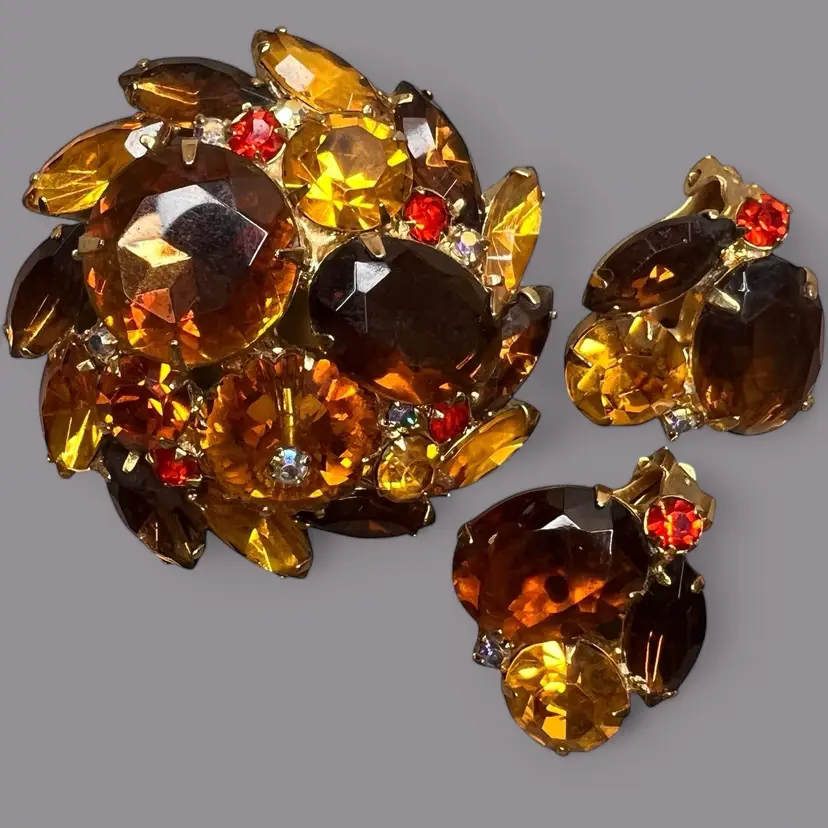 Vintage Juliana D&E Amber Topaz Red & AB Rhinestones Brooch Pin With Clip On Earrings Set 2” Diameter
