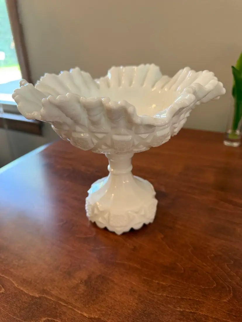 ☀️7-1/2” H x 8-3/4” W Vintage Westmoreland Milk Glass Compote Bowl
