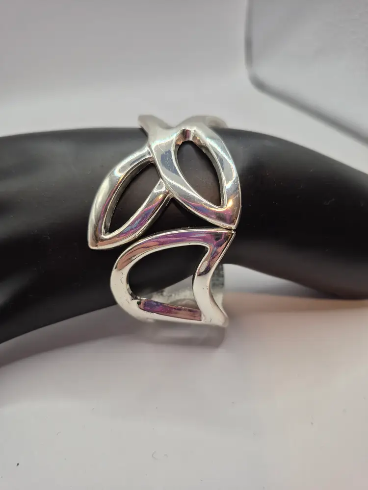 Silvertone Click On Bracelet 5"