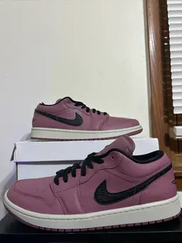 Nike Air Jordan Retro 1 Low Womens Size 12 / Mens Size 10.5 Mulberry DC7268-500