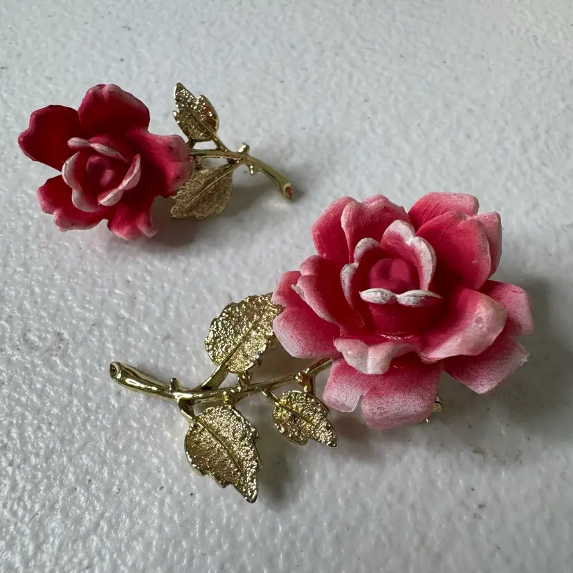 Vintage 2 Matching Celluloid & Gold Tone Rose Brooches