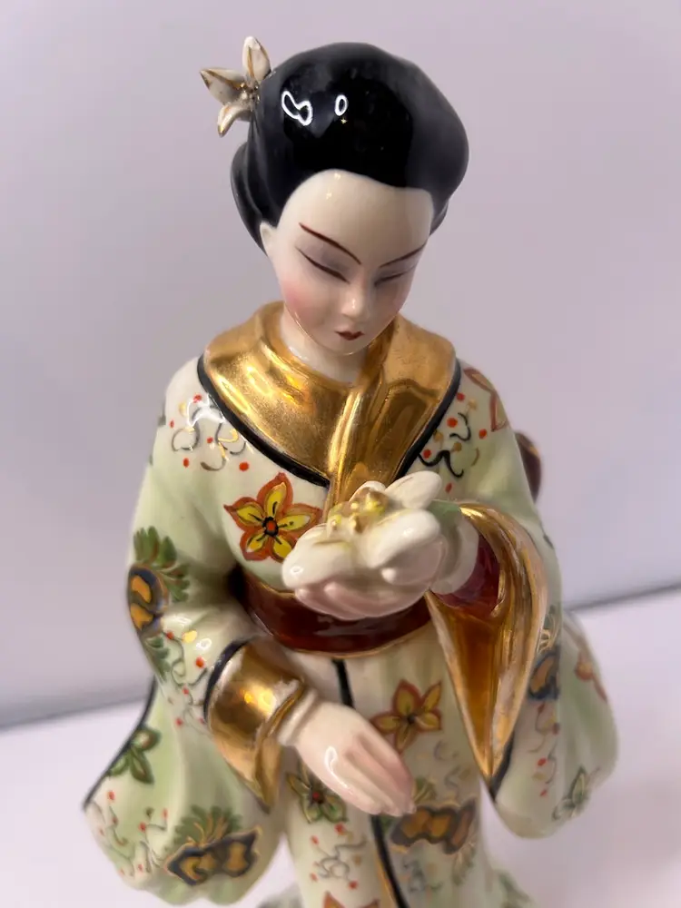 Vintage Fine China Asian Woman Figurine Made In Italy. Signed
