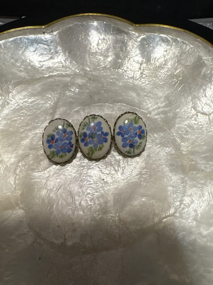 Vintage 3stone Hand Painted Flowers on Enamel Oval Brooch