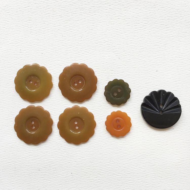 Vintage Bakelite Floral Scallop Assorted Buttons Set of 7