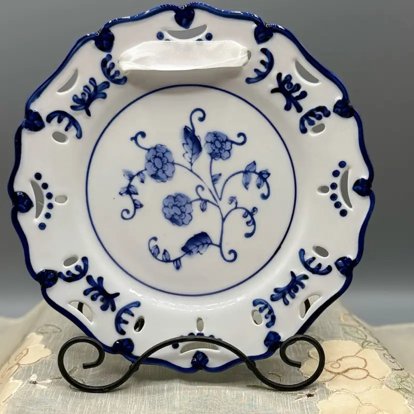 Lillian Vernon Vintage Reticulated Blue & White Porcelain Plate 8”