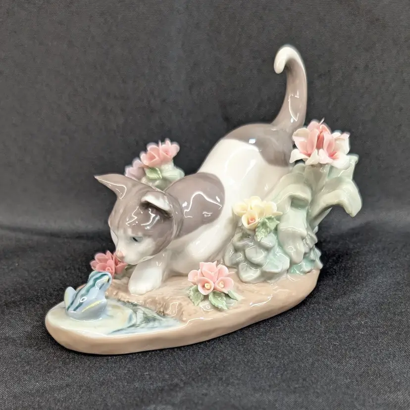 Lladro Kitty Confrontation #1442 Kitty Meets Frog w/ Flowers Porcelain Figurine