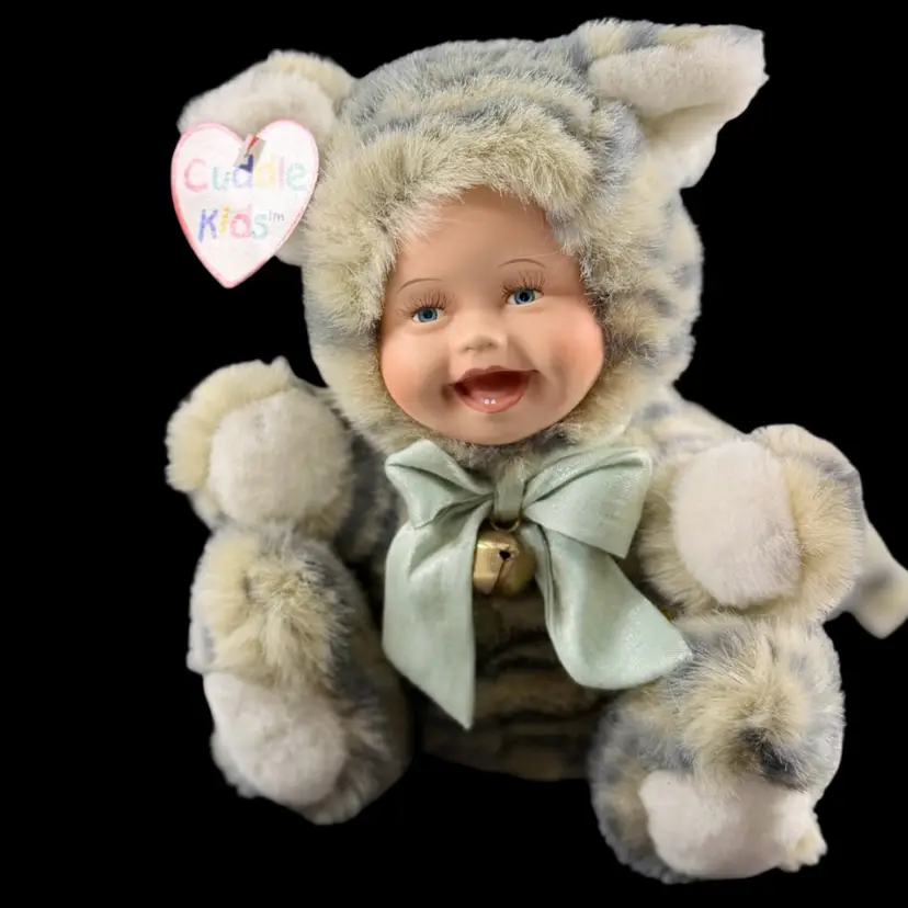 Geppeddo Cuddle Kids Doll “Cody Kitten” Porcelain Face Blue & Gray Plush Body 2000 NIB
8.5” T (sitting)