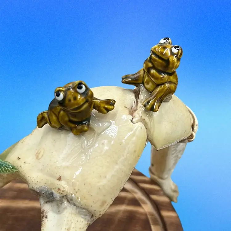 Puerto Rico Crab Claw Souvenir With Two Tiny Pottery Frogs