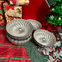 I-Vtg Small Tart/Bundt Tins Set Of 9