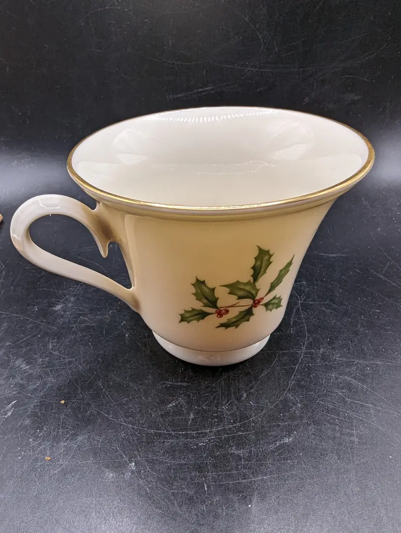 Vintage LENOX HOLLY BERRY SPECIAL TEA CUP USA.