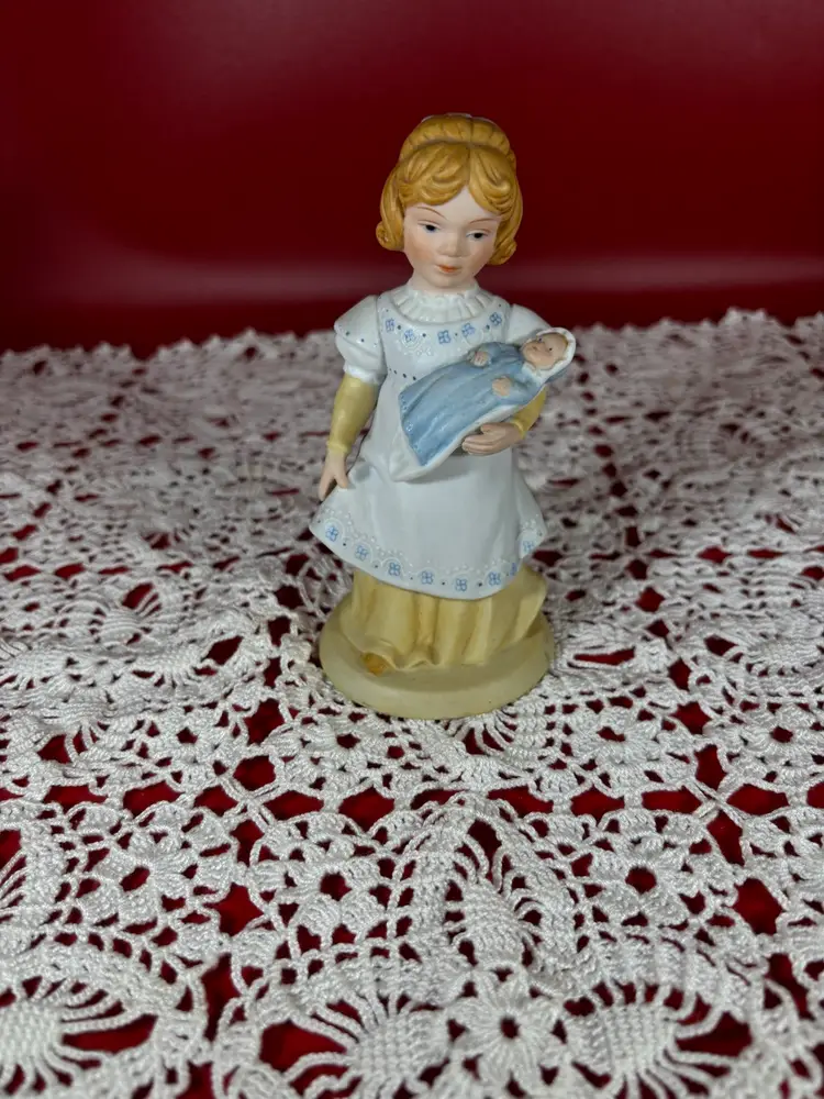 Vintage Avon Collectible Figurine ( A Mothers Love)