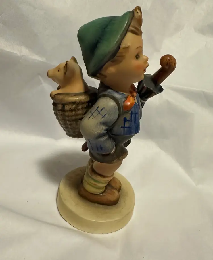 Hummel “Home From Market” 198 2/0  4.5”