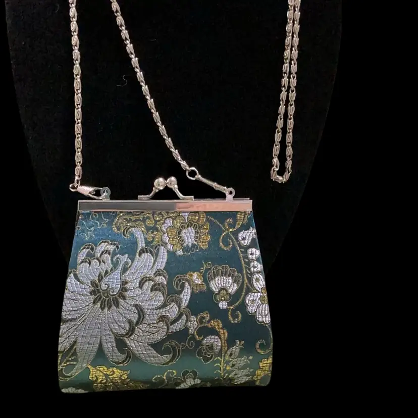 Mid ~ Century Chinese Style Silk Clutch Kiss~ Lock  Purse. Small Size With Crossbody / Long Shouder Silvertone Chain Strap. Chain Strap Is Removable. Gorgeous Green Teal Colored Floral Design Pattern.Great For A Formal Outing Or Just As A Little Gift For Someone Special 🌸🌺🌼