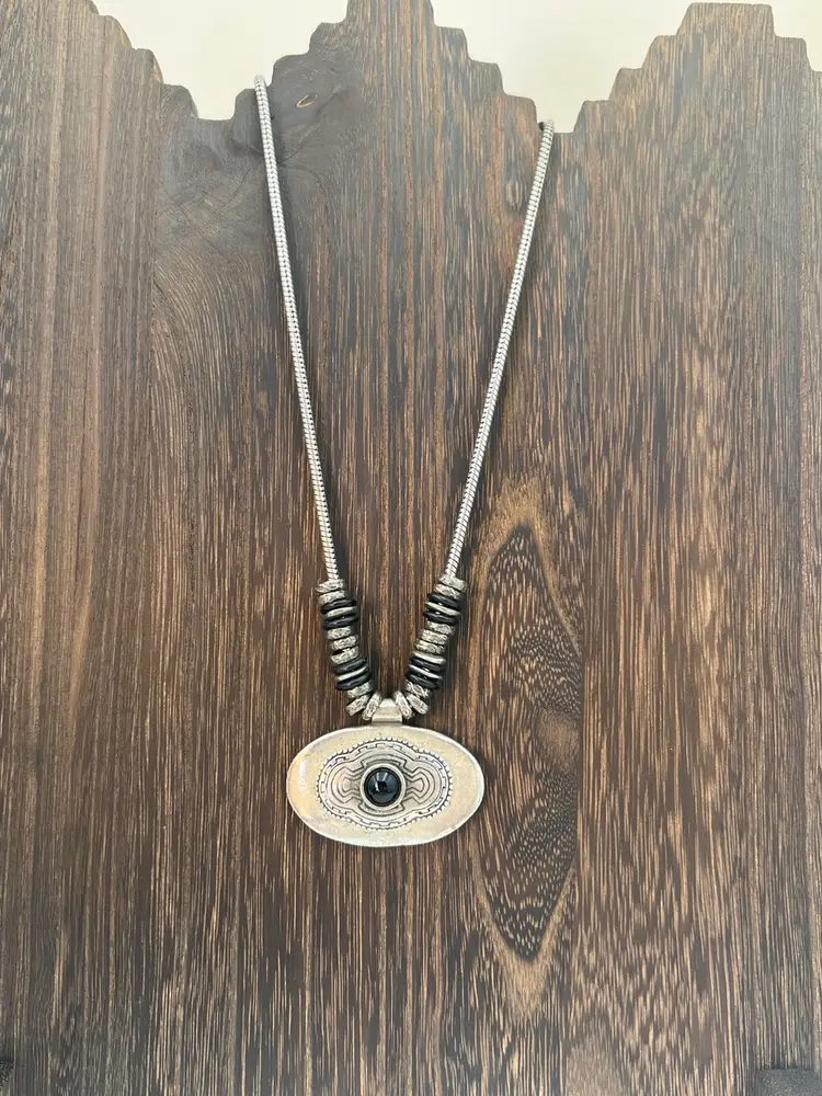 VINTAGE TRIBAL SOLID STERLING PENDANT WITH ONYX NECKLACE ~ 16" / 75.58 g