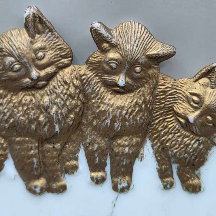 Vintage Three Cats Lace Edge Milk Glass Style Wall Plaque w/ Gold Tone  Decor