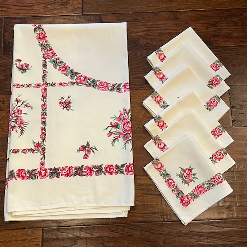 1950s Floral Tablecloth & 6 Napkins Red Pink Rose Pattern Vintage 45" x 52"