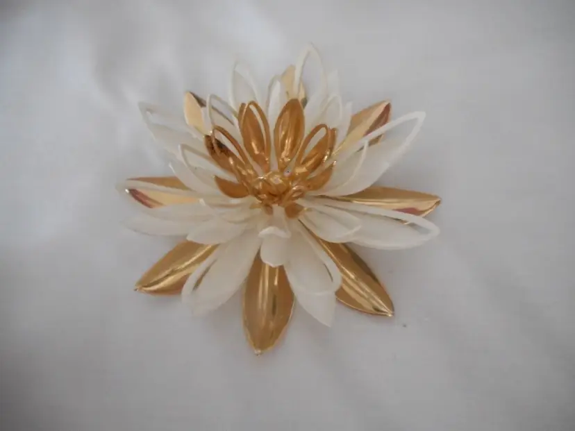 Vintage Estate Costume Floral 3D Brooch Pin Goldtone White Sarah Coventry
