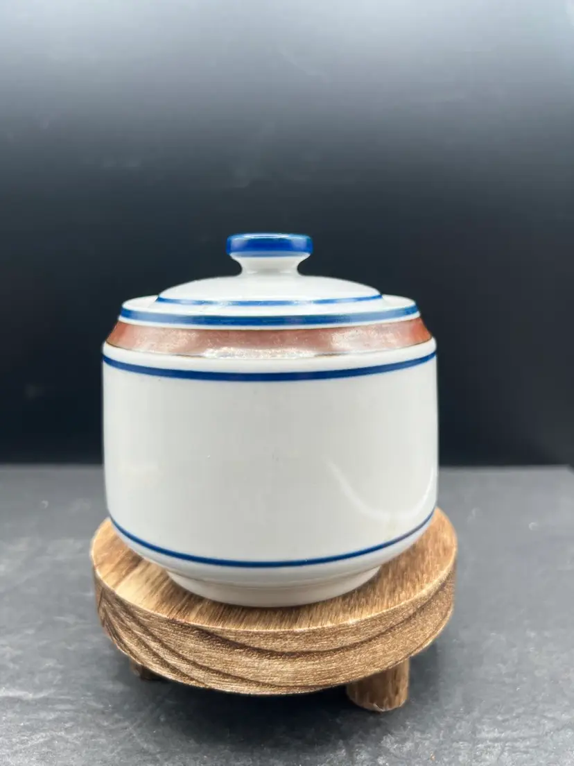 #537B Vintage Salem Stoneware Georgetown Eagle & Shield - Sugar Bowl with Lid.
Ivory With Blue And Brown Bands