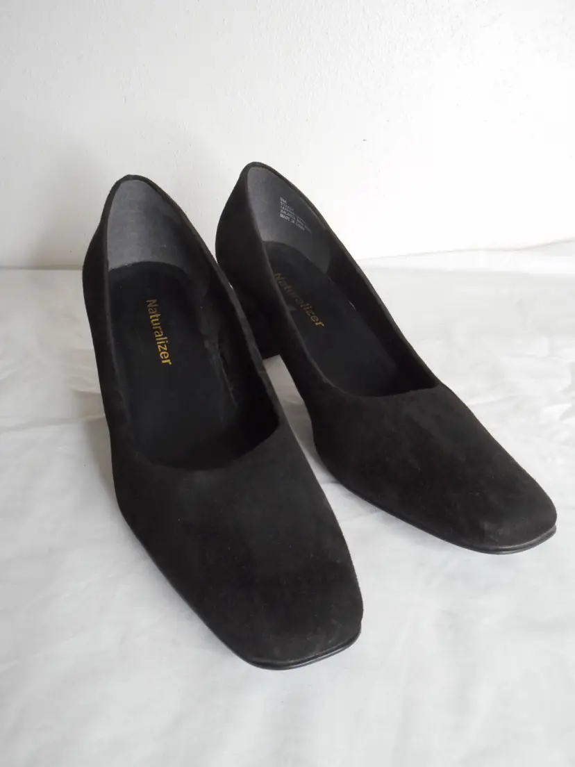 NWOB Naturalizer Black Suede Pumps Womens Sz 9M 2.5" heel