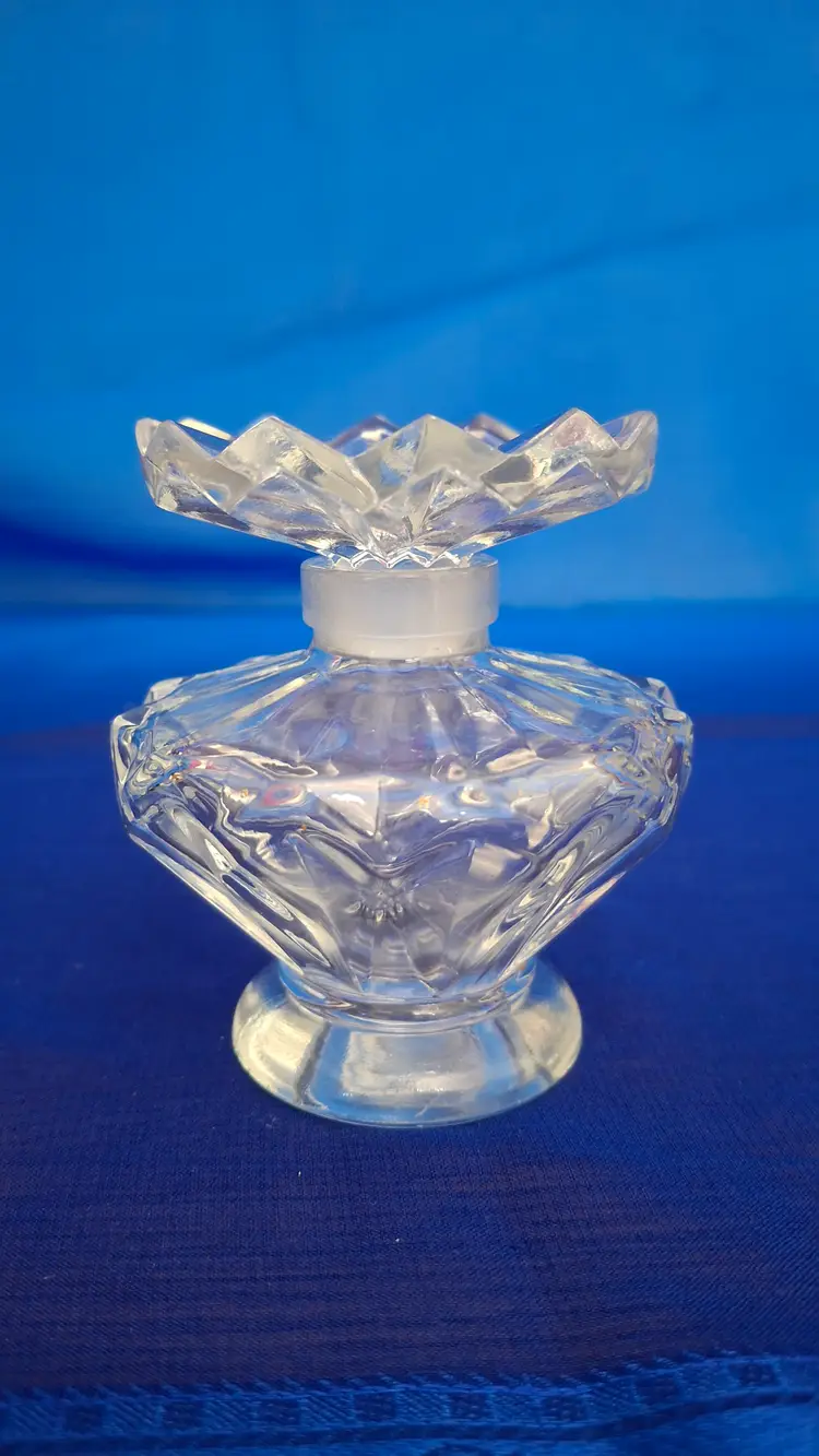 Vintage Cut-Glass Perfume Bottle with Petal Stopper – 1950s Vanity Decor