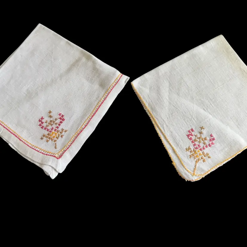 2 Vintage Embroidered 15β Square Napkins/table Scarves