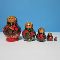 vintage Matryoshka Russian Nesting Dolls hand-painted 5 dolls