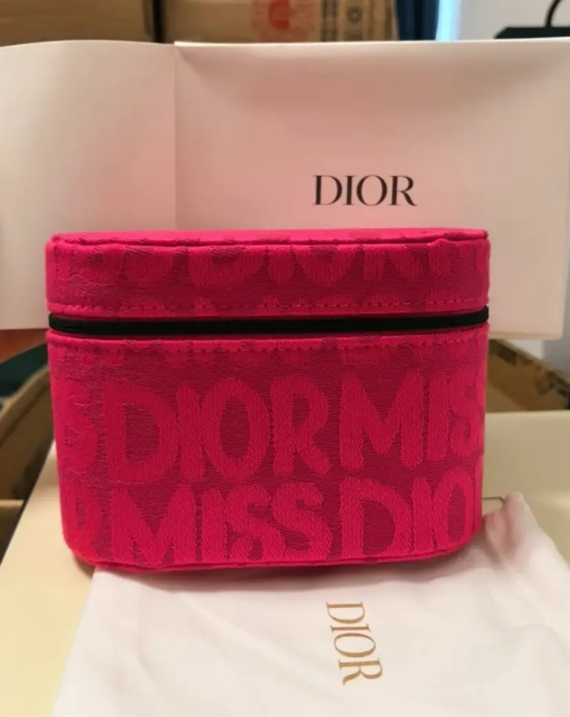 #26 - GWP/VIP MISS DIOR HOT PINK VANITY