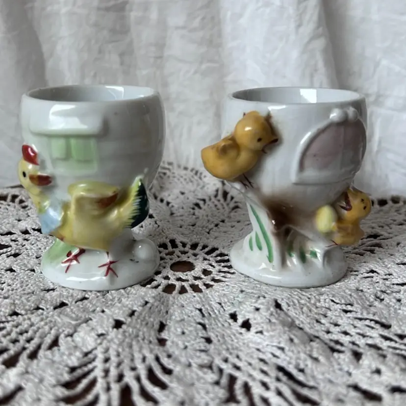 VINTAGE CERAMIC EASTER MAMA CHICKEN & BABY CHICK EGG CUPS