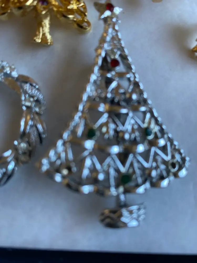 VINTAGE CHRISTMAS TREE BROOCH OR PIN (SILVER TREE WITH RHINESTONES)