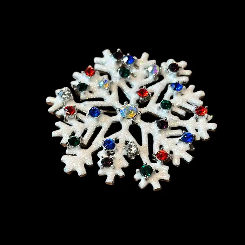 14j. Vintage White Snowflake Enamel Brooch With rhinestones