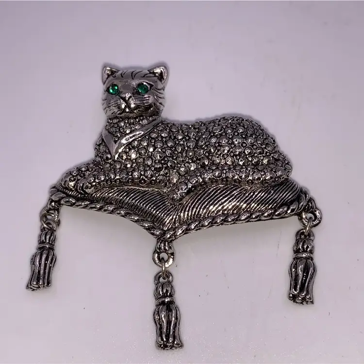 Avon Cat on a Pillow Brooch Green eyed 2” Wide