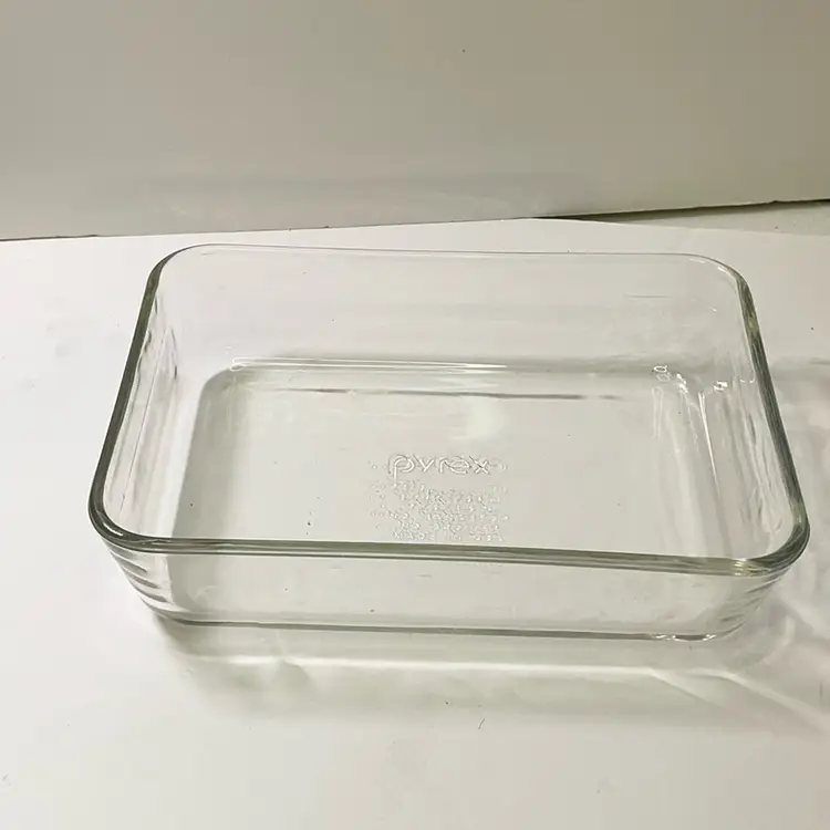 Pyrex 3 cup Covered Baking Dish