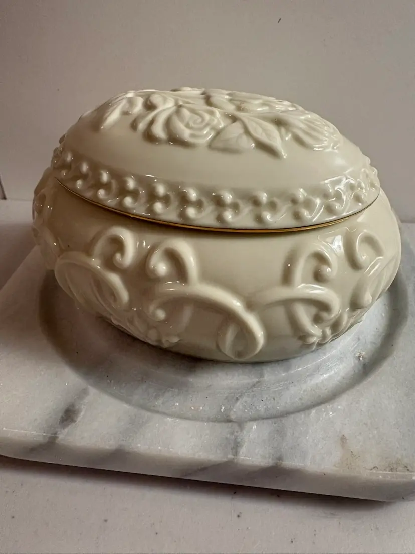 Lenox Ivory Porcelain Rose Music / Trinket Box 5.75" - Plays 'Beautiful Dreamer'