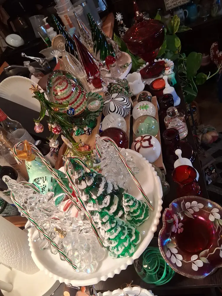 CHRISTMAS GLASS SHOW INCL. PAPERWEIGHTS, TREES & MORE!!!