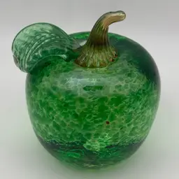 Signed Lisa Pelo OCC 2007 Green Speckled Apple! Approximately 2 3/4” Tall 2 1/2” Wide!