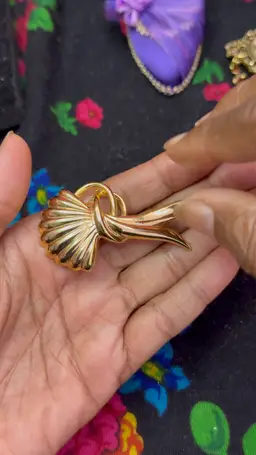 Vintage Gold Tone Fan Brooch Pin, Abstract Ribbon Design