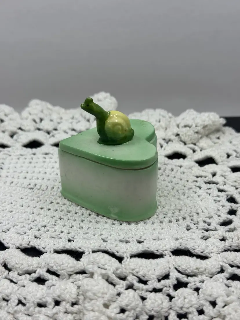 1979 Enesco Mint Heart Shaped Porcelain Snail Trinket Box