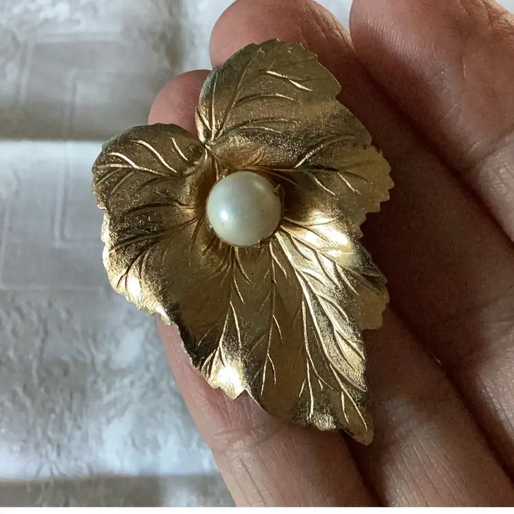 Vintage Gold Tone Brooch Leaf Faux Pearl 2”